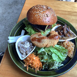 カメイノ食堂 - ひよこ豆と野菜のバーガー