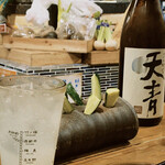 てまえの一歩 - お通しのきゅうりとレモンサワー