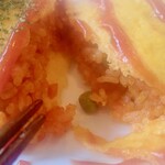 Sawarabi - オムライスはチキンライスをシート状に焼き上げた卵でくるんだ感じ。グリーンピースと鶏肉が入るけど食べやすい大きさでしたミャ