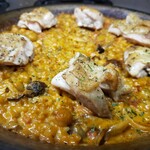 鸡腿肉和鹰嘴豆的辣味西班牙海鲜饭