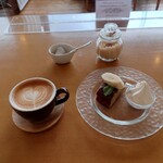 Mado cafe - ●ケーキセットA　880円
                        （お好きなケーキ一つとドリンク、ミニソフト付き）
                        
                        ・バナナとくるみのケーキ
                        ・カフェラテ