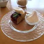 マドカフェ - ○バナナとくるみのケーキ
バナナ味のシットリとしてて
ほんのり甘さと旨味がタップリなケーキ
下はクッキー生地でカリッとしてる
時々入ってるクルミがコリコリッとした食感と香ばしさで美味しい味わい