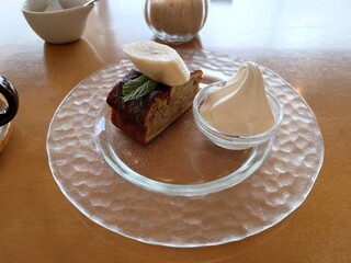 Mado cafe - ○バナナとくるみのケーキ
                        バナナ味のシットリとしてて
                        ほんのり甘さと旨味がタップリなケーキ
                        下はクッキー生地でカリッとしてる
                        時々入ってるクルミがコリコリッとした食感と香ばしさで美味しい味わい