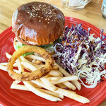 グリル モンスター - ランチメニューにはポテト、オニオンリング、サラダがついてくる