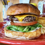 グリル モンスター - 真横から見たチーズバーガー