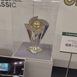 すし屋 銀蔵 - WBC優勝トロフィー