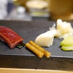 鮨しいな - ガリとヤマゴボウ、大根、生ザーサイの漬物