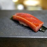 鮨しいな - 海苔を挟んだヅケ