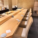 鮨しいな - L字のメインカウンター