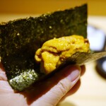 鮨しいな - 白ウニ・海苔で包んで