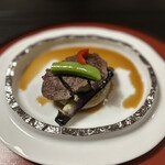 日本料理 和か葉 - ⑨牛ヒレステーキ　新玉葱ソテー　パプリカ　スナップ　茄子