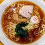 厚澤 - 東京ラーメン　あっさり醤油ラーメン、なると ＆ わかめ が特徴