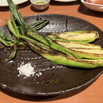 寺地町酒場 - 皮付きヤングコーンのグリル焼き