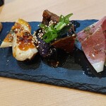 ユニークベリー - 左から燻製クリームチーズ、まやく卵、ヤンニョム那須、生ハム