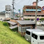 一番 - 店舗背後の堤防から