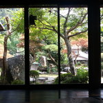 庭を眺めて