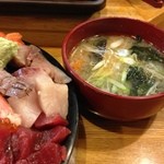 ファミリーすしガーデンハウス - アラ汁。シャケ切り身が丸々入り、これで100円！