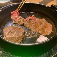 すき焼き 牛しゃぶ 松重 - 最初はお肉を頂きます。
