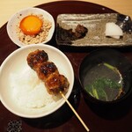 おみ乃 - 土鍋ご飯 + つくね + スープ + 肉味噌 + 漬物 + 鶏そぼろと卵黄醤油漬け