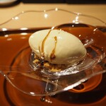 おみ乃 - 煎茶のアイスクリーム 黒蜜がけ
