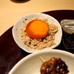 おみ乃 - 鶏そぼろと卵黄醤油漬け
