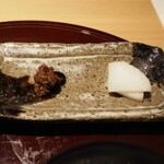 おみ乃 - 肉味噌 + 漬物