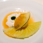 レストラン オオツ - 2023.5 イバラキング（緑肉メロン）クインシーメロン（赤肉メロン）おみたまヨーグルトと酒粕のババロア ハーブオイル