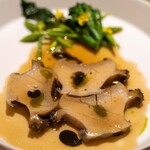 レストラン オオツ - 2023.5 肝オイルとジュのソースで仕上げた黒鮑 アスパラソバージュ