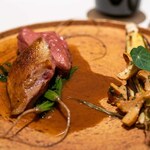 レストラン オオツ - 2023.5 ランド産ピジョン胸肉 鮎の魚醤を塗ったヤングコーン ジロール茸