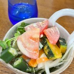 Yukkurikafemokomoko - サラダにはだいたい8種類の野菜が入っています。単品でも人気です。