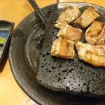 鶏料理 はし田屋 - 中札内鶏ぶつもも石焼き(1078円)