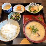 モリクニ カフェ＆バー - 粕汁、艶々の美しいご飯、小鉢は魚の南蛮漬け、ひじき。香の物、酒粕ケーキ、オリーブ茶が並びます。