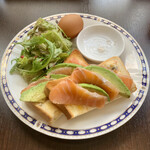 バルバルキッチンアメリ - 熟成塩サーモンとアボカドのオープンサンド(¥780)
      コーヒーその他基本的なドリンク付き。