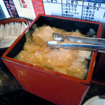 Kaitenzushi Takakura - 「たかくら」卓上のガリとお茶のパック