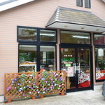 苺の樹 - お店の前が駐車場３台分くらい