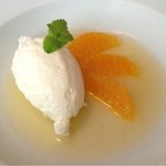 ビストロ コティディアン - クレームダンジュ  コアントロー風味のオレンジ添え