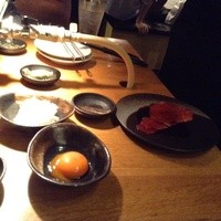 焼肉ホルモン 稲田 - すき焼きの焼肉  卵で頂きます