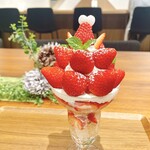 果菓 伊藤軒 - いちご畑のパフェ