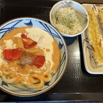 丸亀製麺 - 冷やしトマたまカレーうどん840円一口ごはん付き(ちくわ天はオプションです)