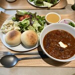 ブラウニーズカフェ - チリコンカン・ランチ：チリコンカン、グリーンサラダ、自家製パン