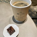 ブラウニーズカフェ - コーヒーと（サービスの）一口ダブル・チョコレートのブラウニー