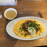 mel mel cafe. - スープ付きで、チキンライスの美味しいオムライスです。