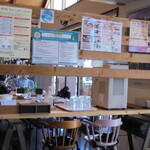 停車場ガーデン - カフェ店内　水はセルフで