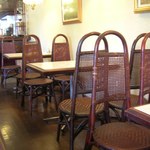 カフェ ロワール - 店内もタイルをふんだんに取り入れた落ち着いた雰囲気です。