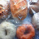 コムミズイブ - ベーグル（トマトとバジルコショウ・クルミとカフェキャラメル）、ノア、セーグル　　　全てプチサイズ
      