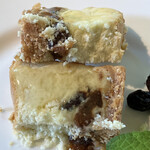 ティールーム Nicol - ゴルゴンゾーラのチーズケーキ(蜂蜜をかけた断面)