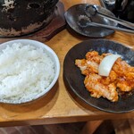 焼肉酒場 55 - ホルモン定食。980円
            まずはホルモンと白飯
            ホルモンはシマチョウだね
            かなり甘めだけど脂も適度でなかなか美味なり
            飯は昨日焚いたやつと思う