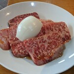 焼肉酒場 55 - 5の付く日と29日のサービス品
            この日は正価1,350円のカルビが550円
            そこそこ厚切りが6枚
            正価だとちょっと高く感じるかもだが
            550円ならウハウハ