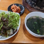 Yakiniku Sakaba Gogo - ホルモン定食つづき
                        サラダ、スープ、キムチ
                        スープが何やらエスニックな感じ
                        ひとつ前は確かタイ料理＆焼肉店だったかな？
                        タイの人が作ってるのかも