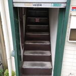 吉田カレー  - シャッターをくぐり階段へ